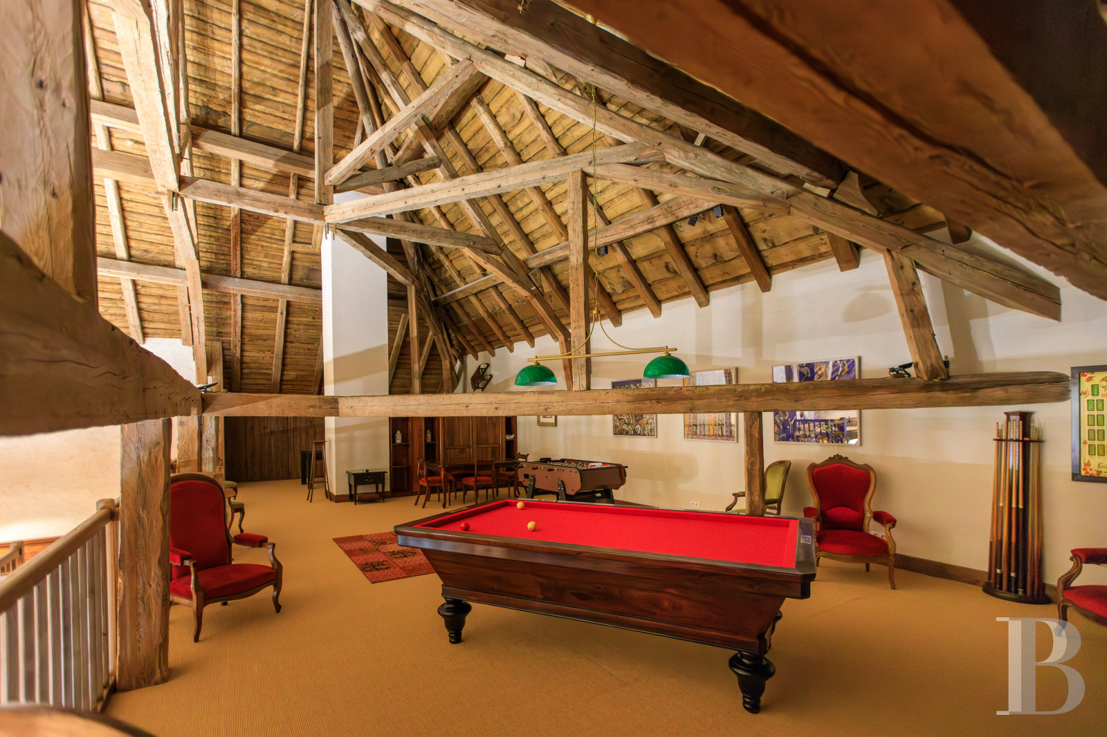 Dans le Haut-Bugey, à mi-chemin entre Lyon et Genève, une ferme abbatiale du 17e siècle transformée en une vaste et confortable demeure.  - photo  n°32